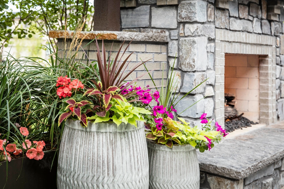Contemporary Solterra Sanctuary by C&H Landscaping - Photo 4
