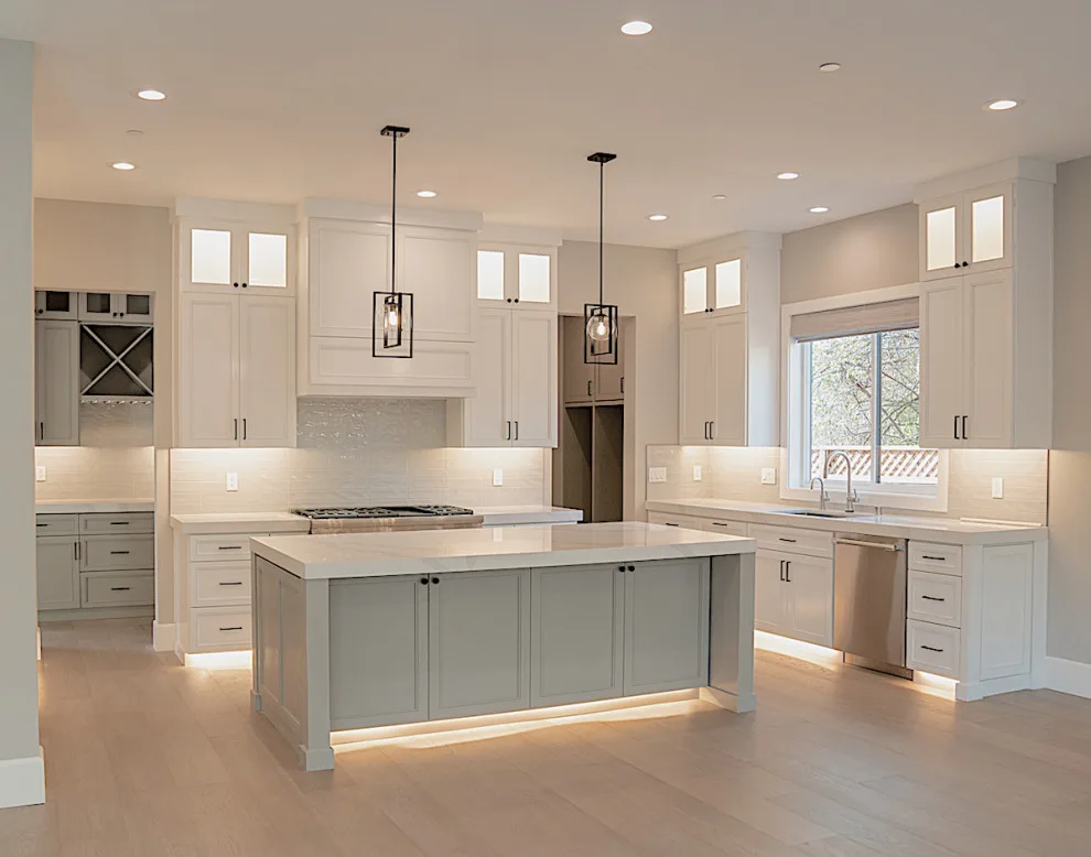 Hillside Residence by Deco Development Inc. - Photo 2