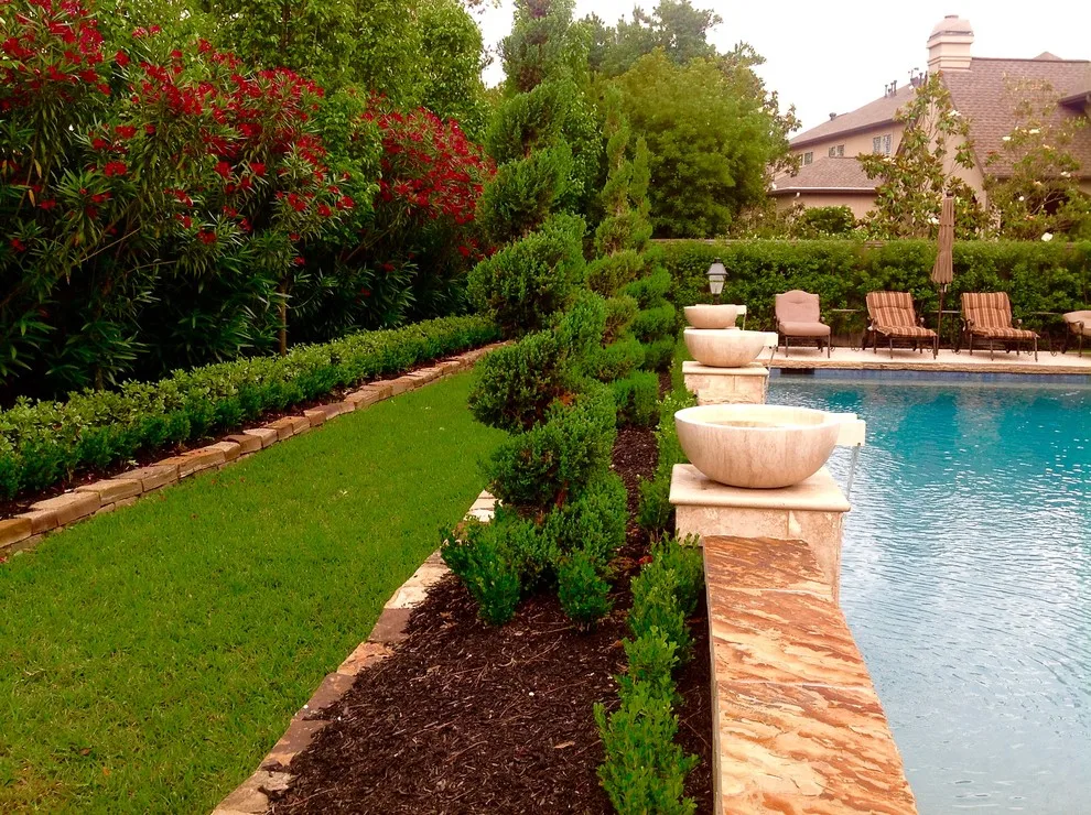 Pendleton Swimming Pool by Casa Bella Design Build - Photo 2