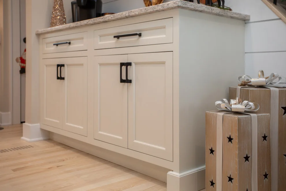 A Festive Coastal Kitchen by Baine Contracting, Inc. - Photo 5