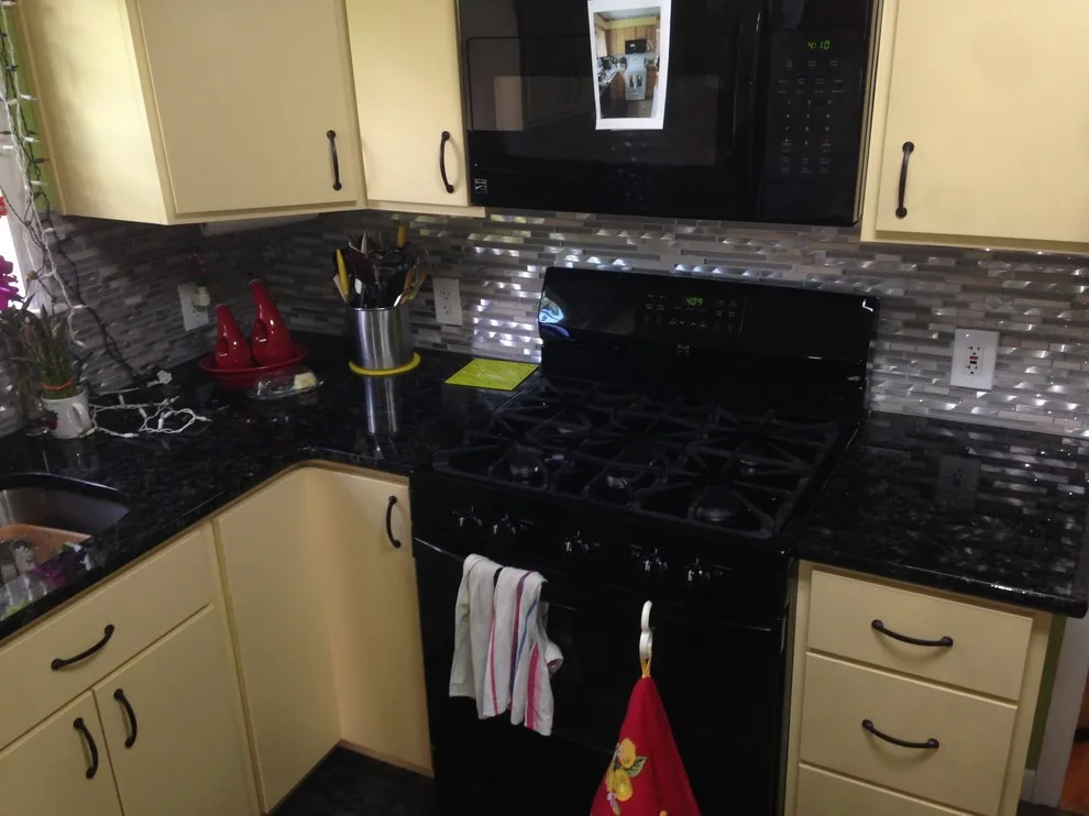 Compact kitchen, vibrant hues by In A Week. Guaranteed - Photo 3