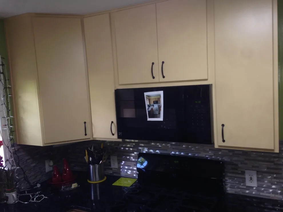 Compact kitchen, vibrant hues by In A Week. Guaranteed - Photo 7