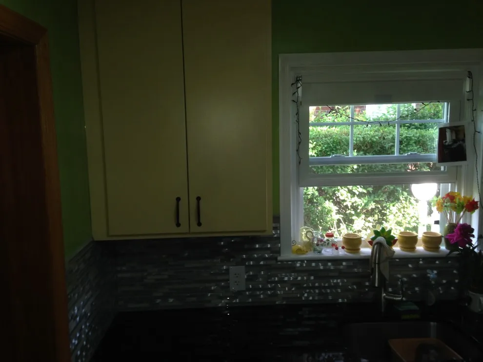 Compact kitchen, vibrant hues by In A Week. Guaranteed - Photo 9