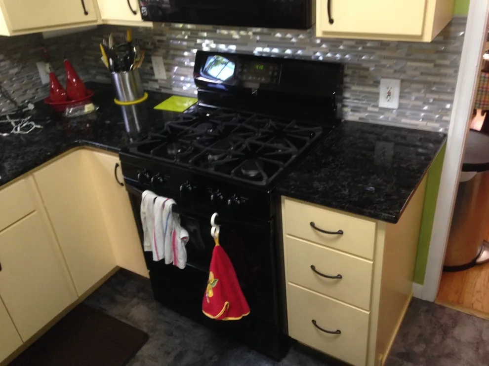 Compact kitchen, vibrant hues by In A Week. Guaranteed - Photo 8