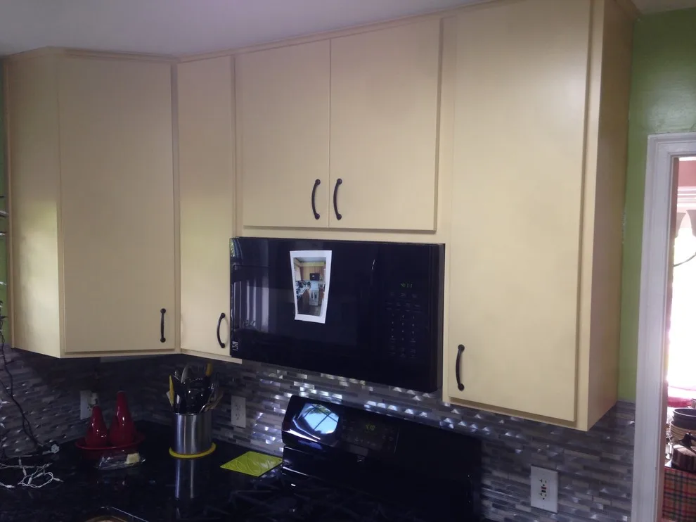 Compact kitchen, vibrant hues by In A Week. Guaranteed - Photo 6