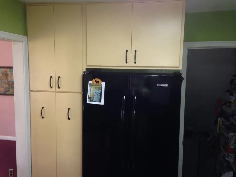 Compact kitchen, vibrant hues by In A Week. Guaranteed - Photo 5