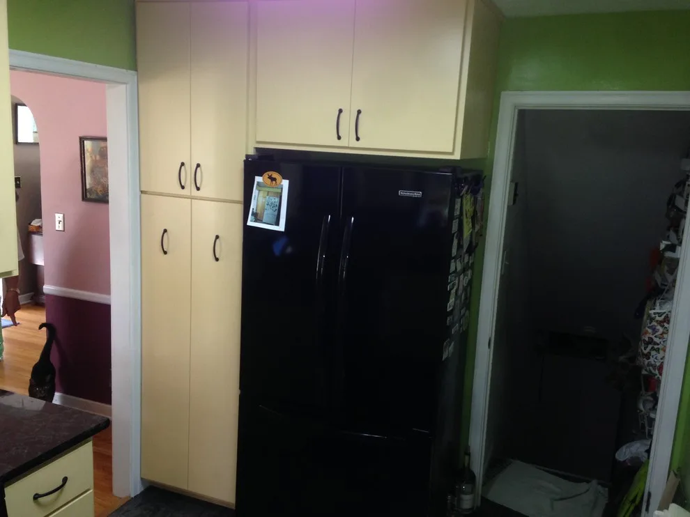Compact kitchen, vibrant hues by In A Week. Guaranteed - Photo 2