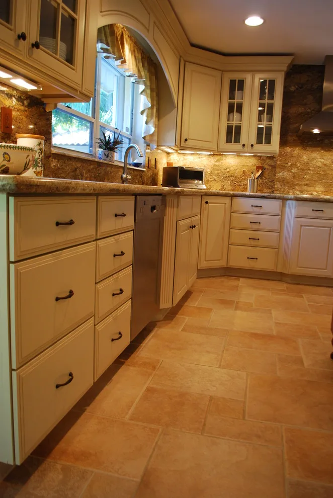 Classic Kitchen in Hammock Oaks Coral Gables by Eleet Fine American Cabinetry - Photo 10