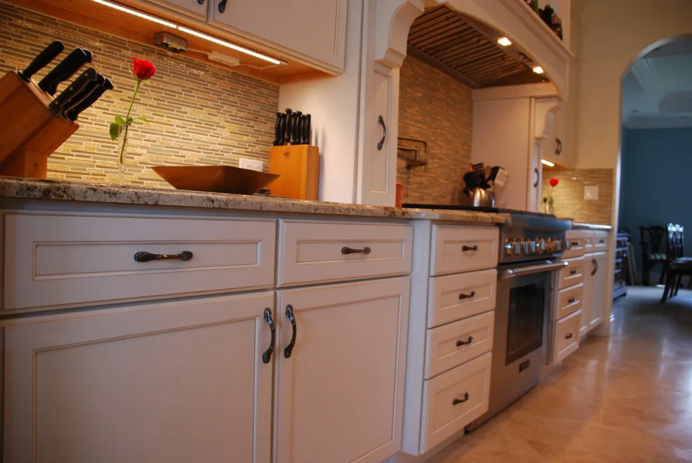Classic Kitchen with Range Hood by Eleet Fine American Cabinetry - Photo 6