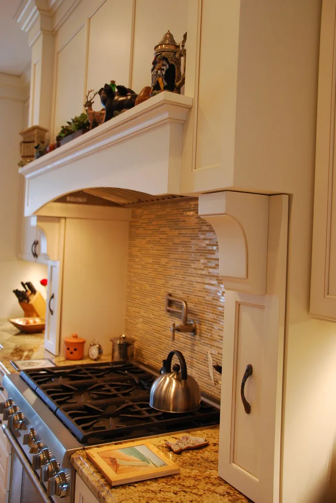 Classic Kitchen with Range Hood by Eleet Fine American Cabinetry - Photo 4