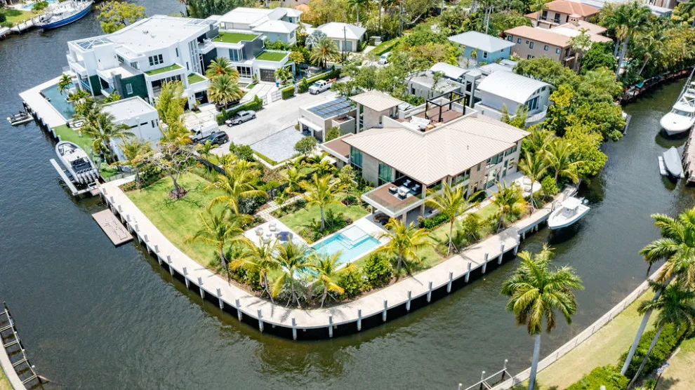 Olas Waterfront Residence by Garza Contractors LLC - Photo 10