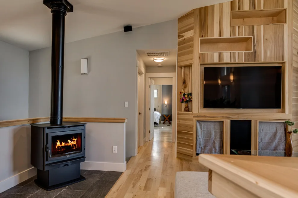 Small Sibling Retreat by Evergreen Construct Inc. - Photo 10