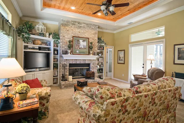 Home Gathering Spaces by Robinson Renovation & Custom Homes, Inc. - Photo 9