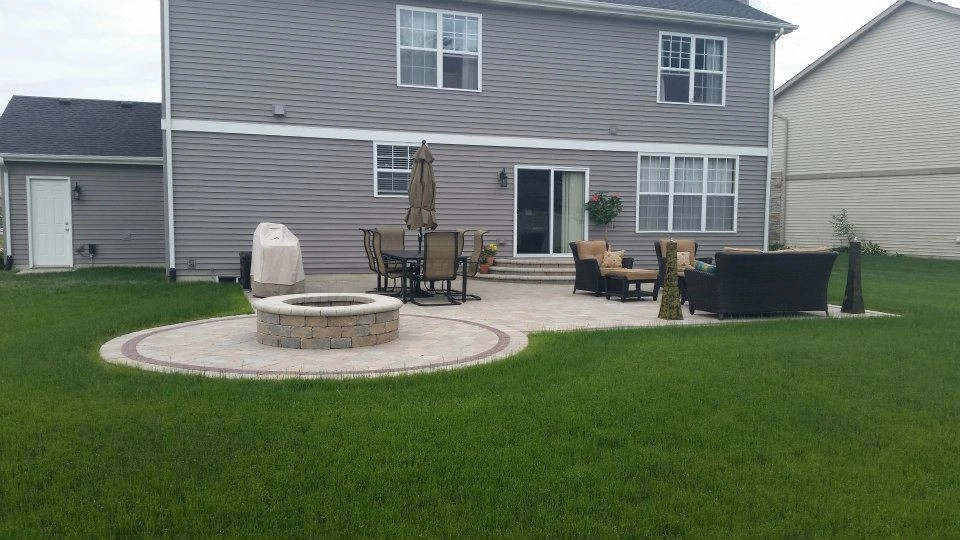 Crown Point Patio by Goetz Landscaping - Photo 2