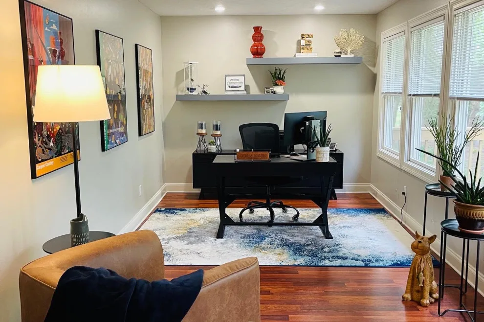 Striking home office renovation by Tipp Interiors - Photo 4