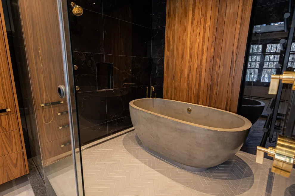 Modern Bathroom by Studio Saint Marie - Photo 2