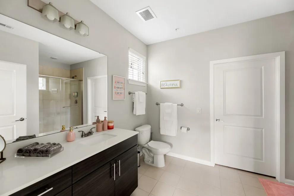 Chic Pink Apartment: Complete AirBNB Design Service by Interiors À La Mode, LLC - Photo 7