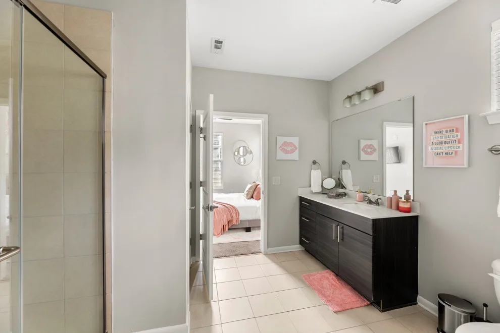 Chic Pink Apartment: Complete AirBNB Design Service by Interiors À La Mode, LLC - Photo 4