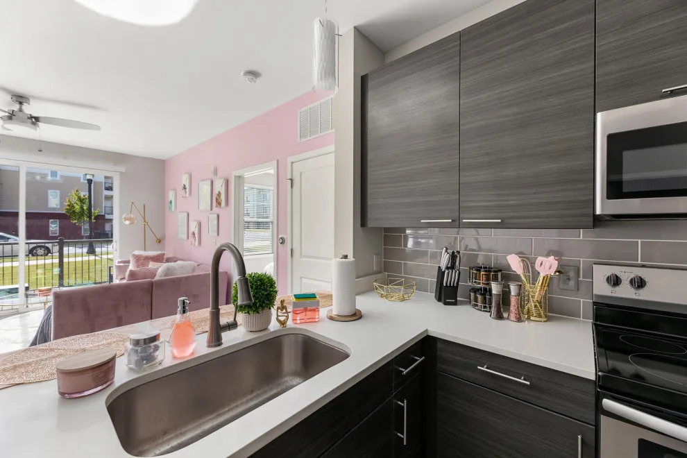 Chic Pink Apartment: Complete AirBNB Design Service by Interiors À La Mode, LLC - Photo 2