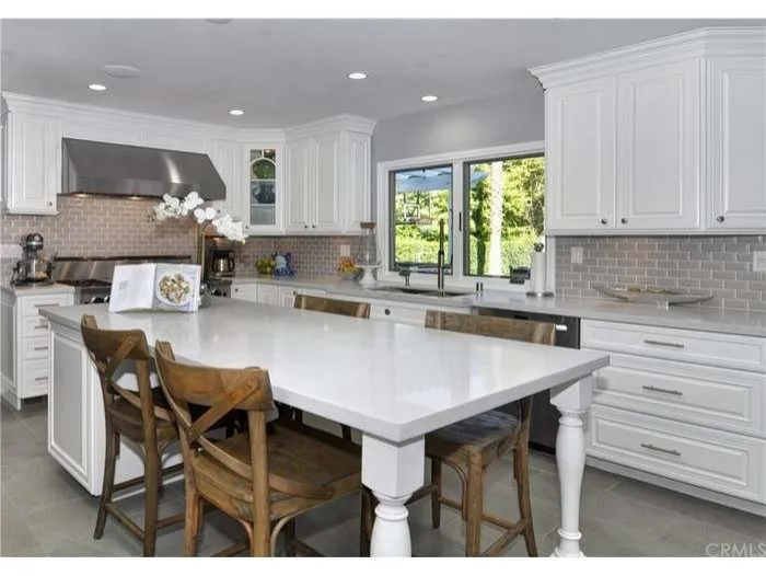 Interior Decoration by HOM Staging & Design - Photo 19