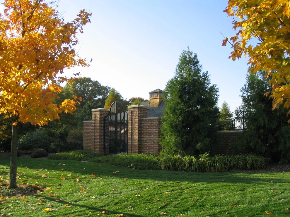 Traditional Home and Estate Garden by Hanselman Landscape And Gardens - Photo 3