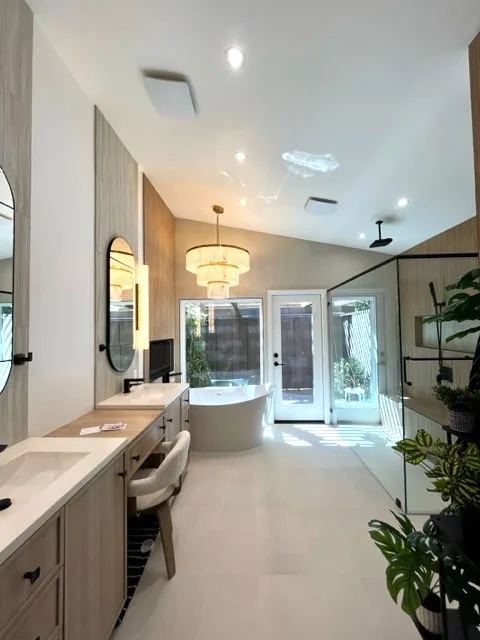Shah Primary Bathroom by Deisi Vazquez Interiors - Photo 15
