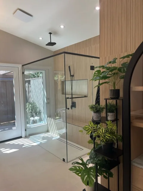 Shah Primary Bathroom by Deisi Vazquez Interiors - Photo 11