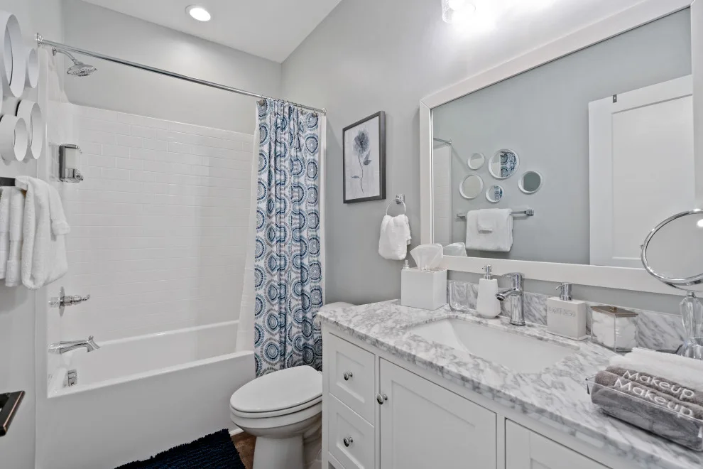The Azure Jewel: Comprehensive AirBNB Design by Interiors À La Mode, LLC - Photo 8