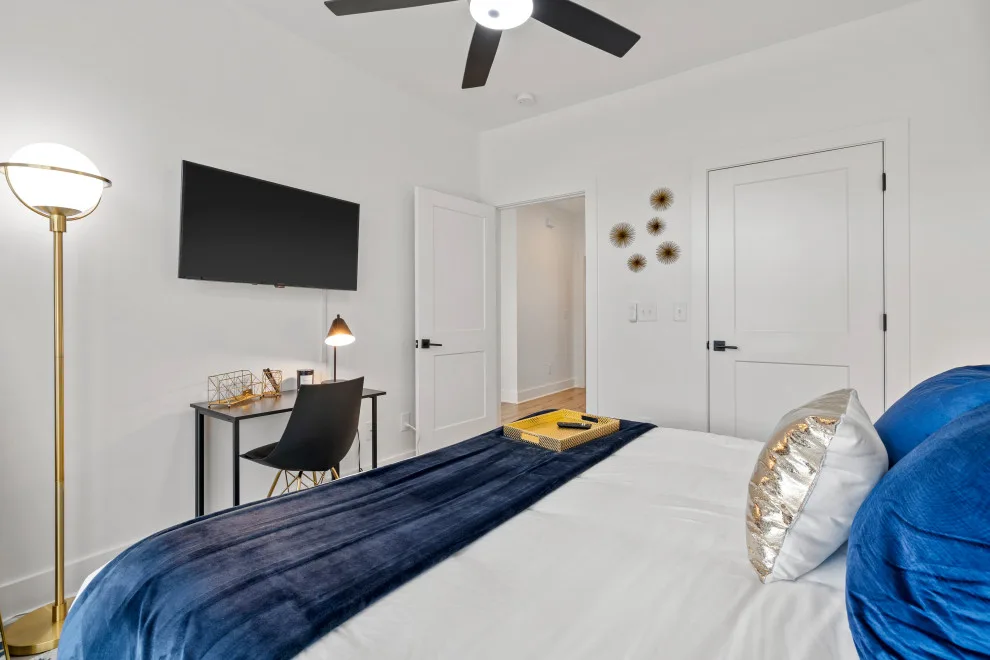 The Azure Jewel: Comprehensive AirBNB Design by Interiors À La Mode, LLC - Photo 11