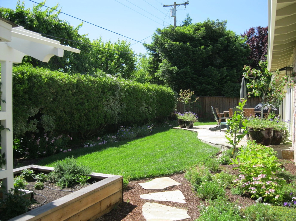 Cottage Style Curb Appeal & Backyard by Hortus Design Sustainable Landscapes - Photo 3