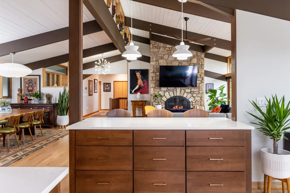Acclaimed Mid-Century Modern Deck House by The Design Gallery - Photo 18
