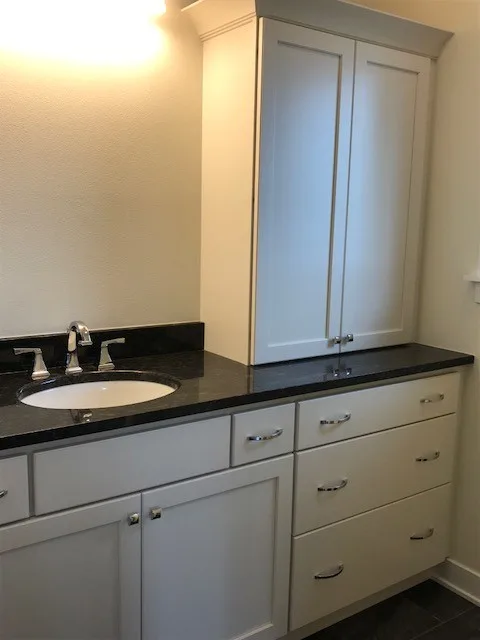 Restroom by Davisson & Son Millwork - Photo 2