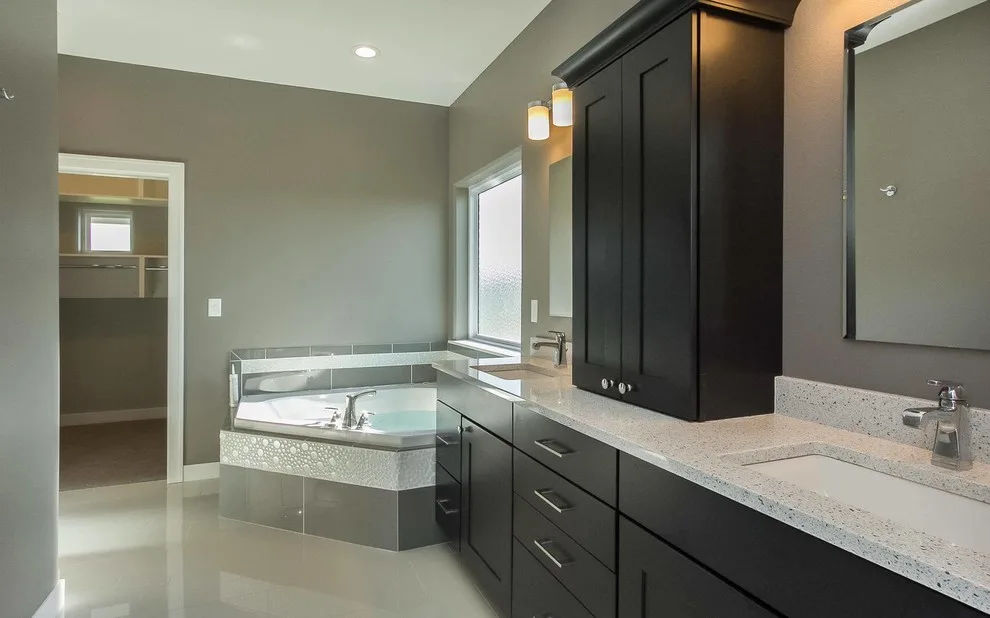 Restroom by Davisson & Son Millwork - Photo 8