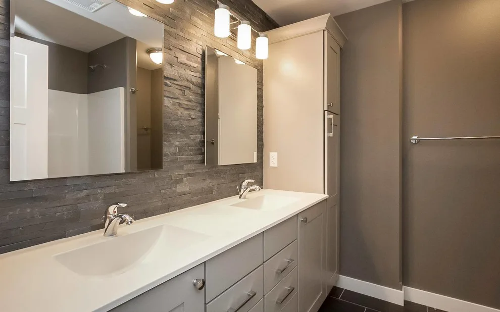 Restroom by Davisson & Son Millwork - Photo 10