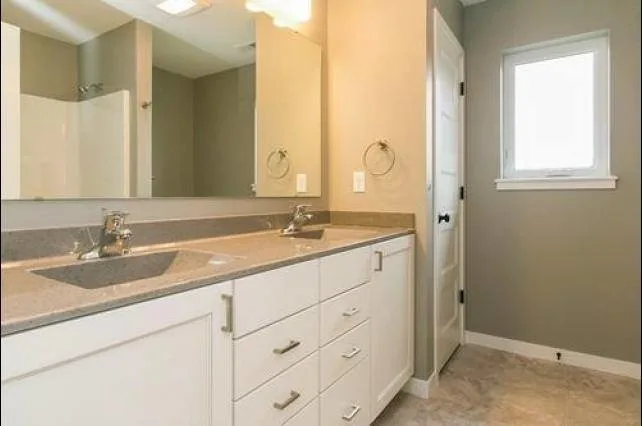Restroom by Davisson & Son Millwork - Photo 14
