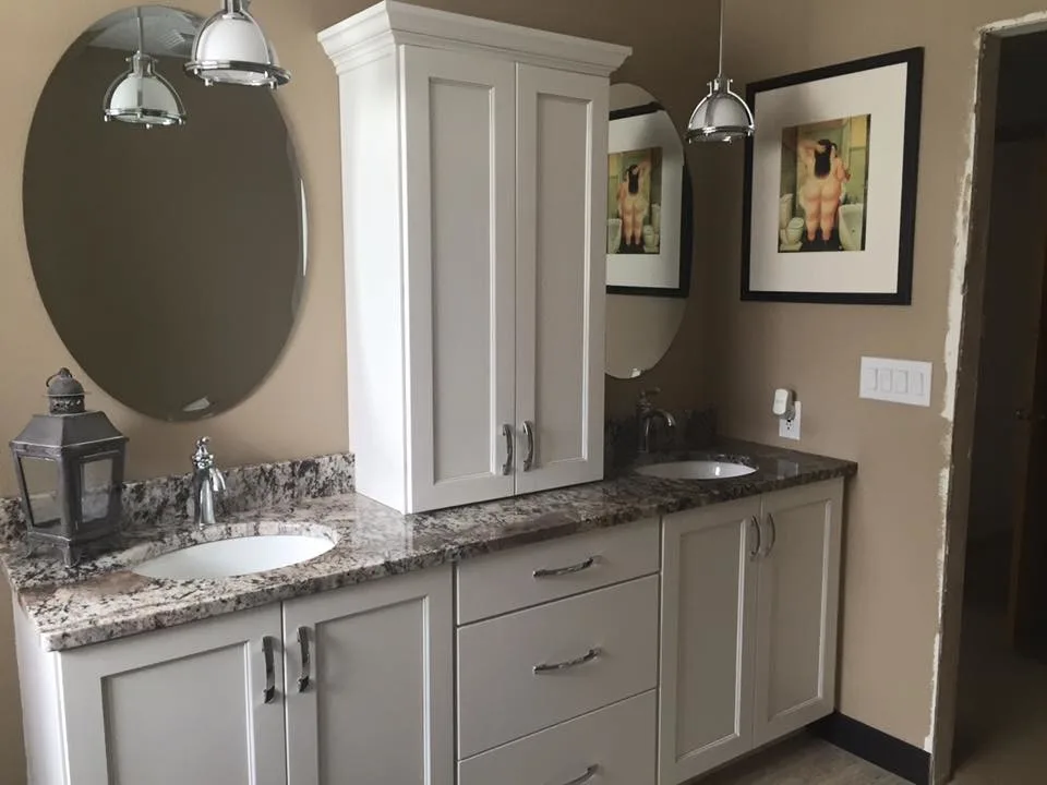 Restroom by Davisson & Son Millwork - Photo 18