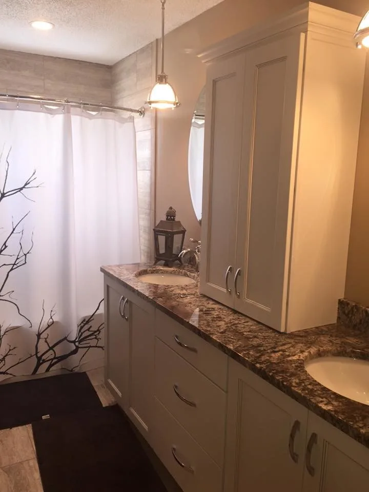 Restroom by Davisson & Son Millwork - Photo 11