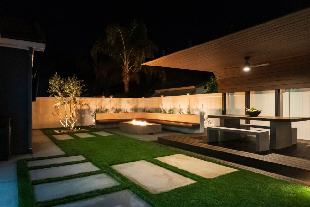 Belos Modern Backyard by Joe's Landscaping & Concrete, Inc. - Photo 3