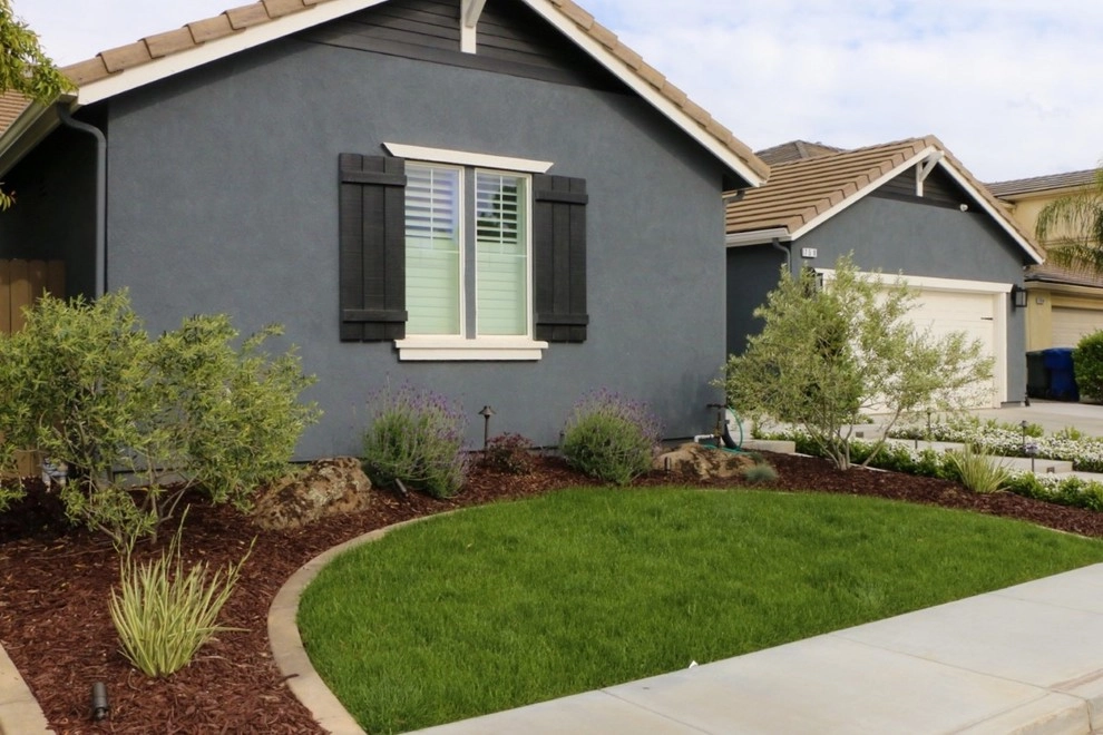 Belo Residence by Joe's Landscaping & Concrete, Inc. - Photo 3
