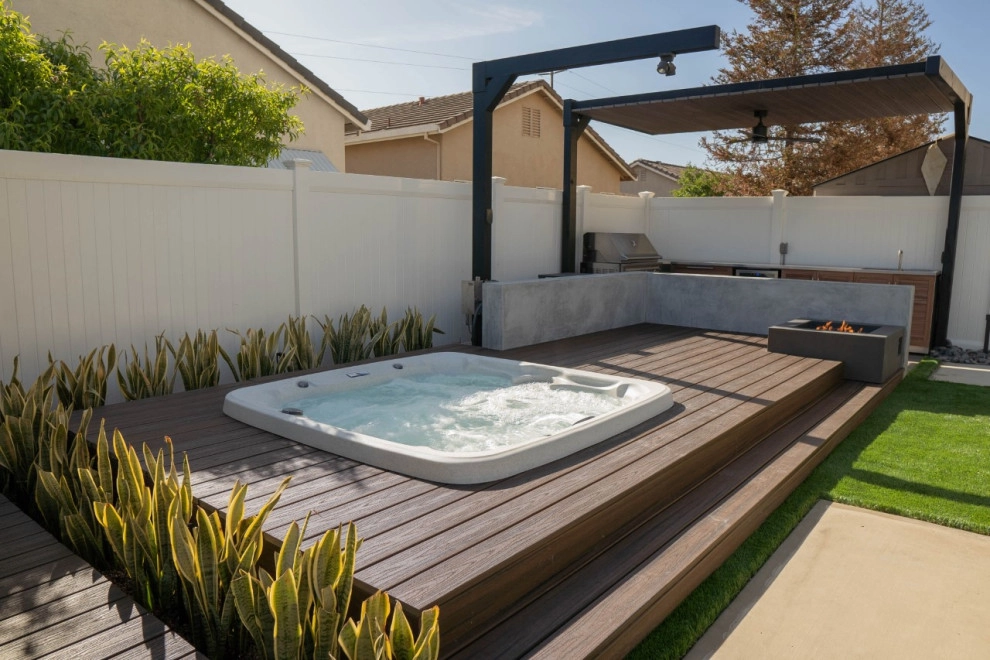 Belos Modern Backyard by Joe's Landscaping & Concrete, Inc. - Photo 6