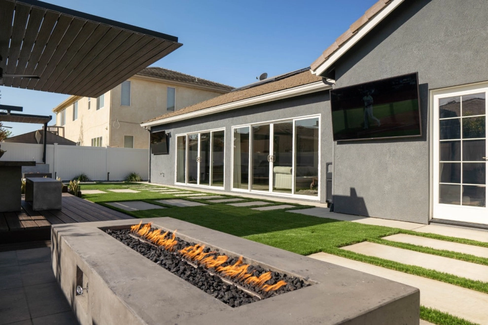 Belos Modern Backyard by Joe's Landscaping & Concrete, Inc. - Photo 8