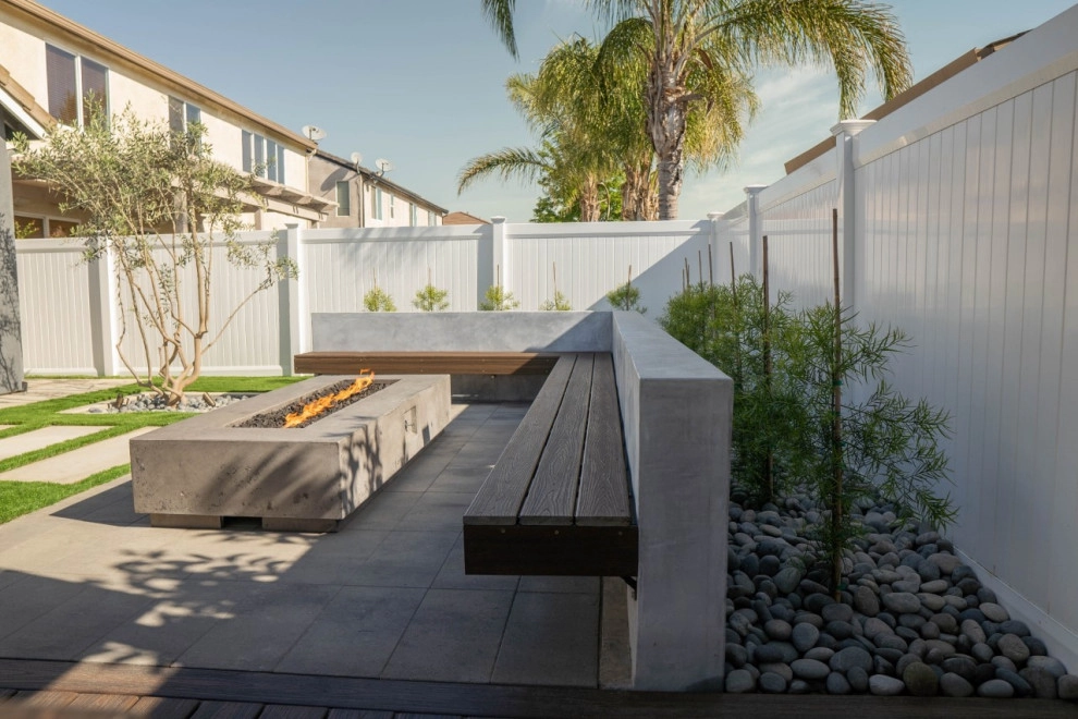 Belos Modern Backyard by Joe's Landscaping & Concrete, Inc. - Photo 12