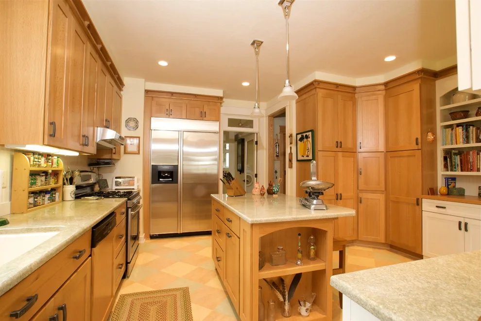 Williamsburg Arts and Crafts Kitchen featuring Quarter Sawn Oak by Buckeye Cabinet & Supply, Inc. - Photo 2