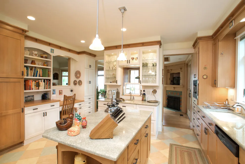 Williamsburg Arts and Crafts Kitchen featuring Quarter Sawn Oak by Buckeye Cabinet & Supply, Inc. - Photo 4