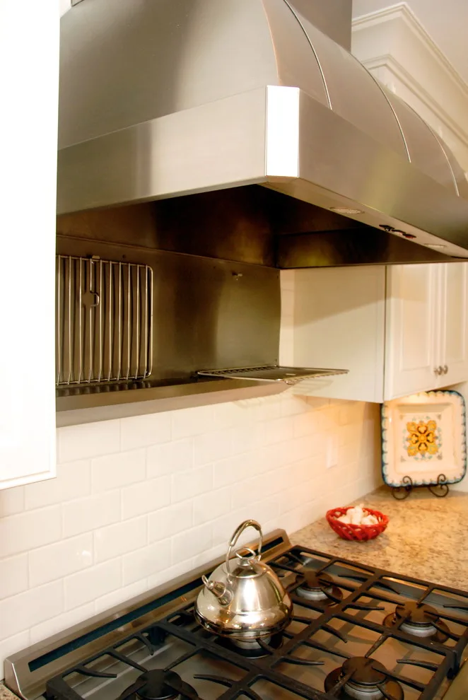 Williamsburg White Flat-Panel Kitchen Design by Buckeye Cabinet & Supply, Inc. - Photo 4