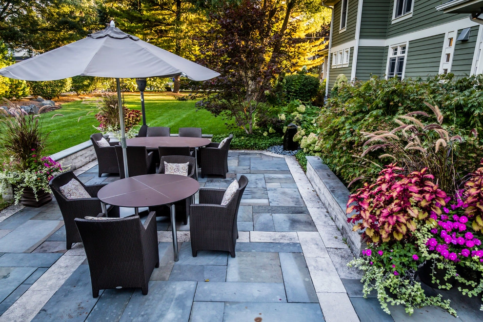 Modern Backyard Design by Bruss Landscaping, Inc. - Photo 6