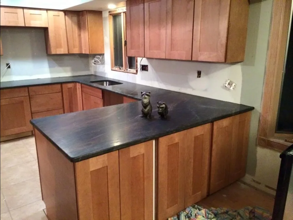 Dark countertops by Ilkem Marble & Granite Inc - Photo 4