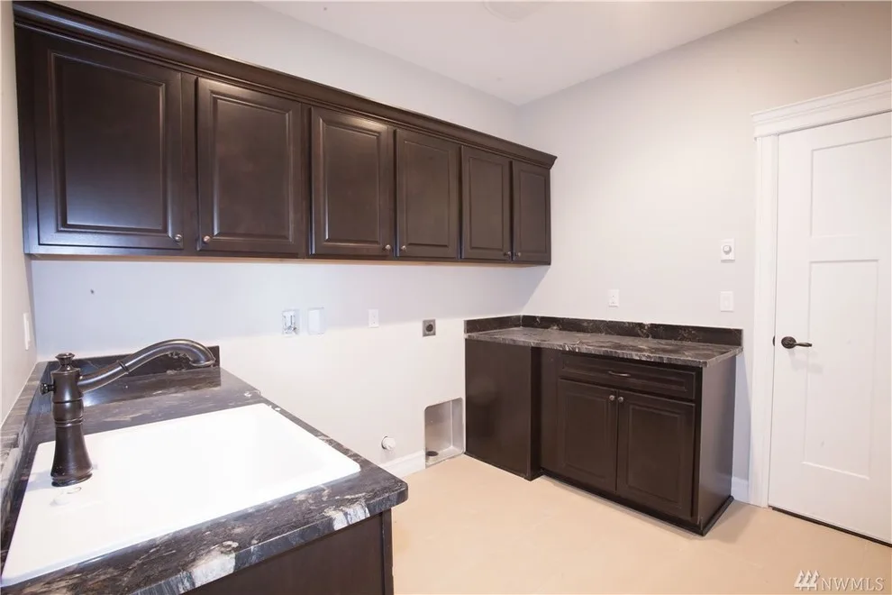 Laundry Space Initiatives by Tops Solid Surface - Photo 8