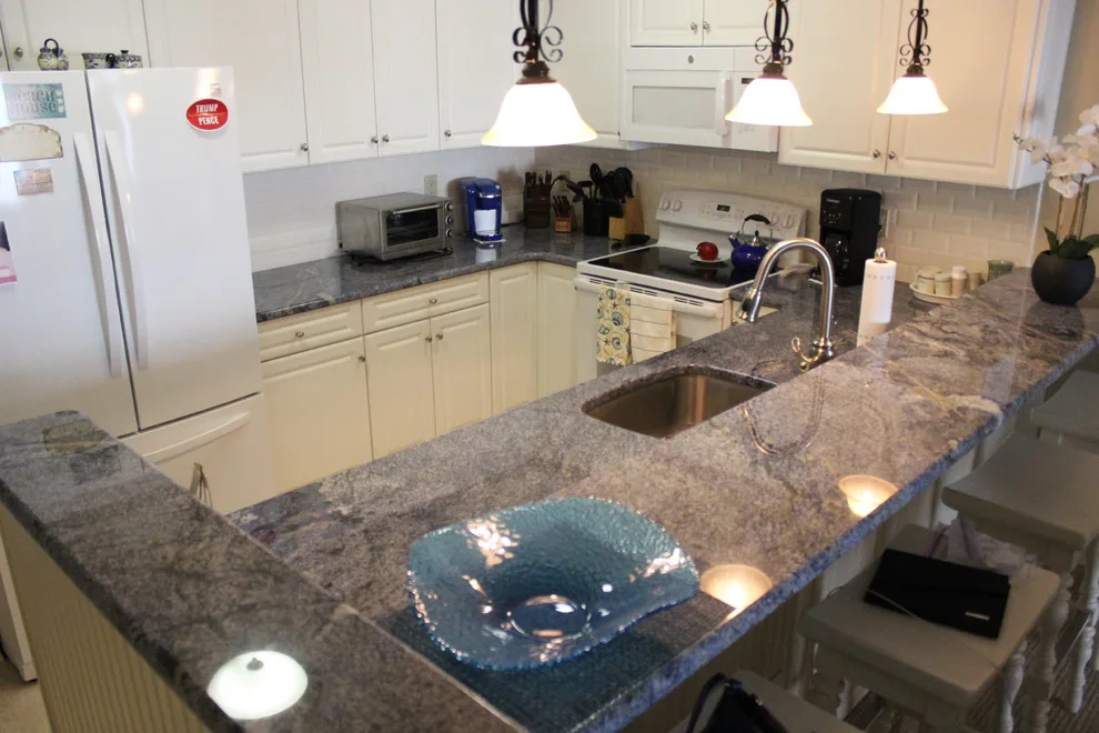Classic Kitchen with Blue Bahia Countertops by Merlino Marble And Granite - Photo 4