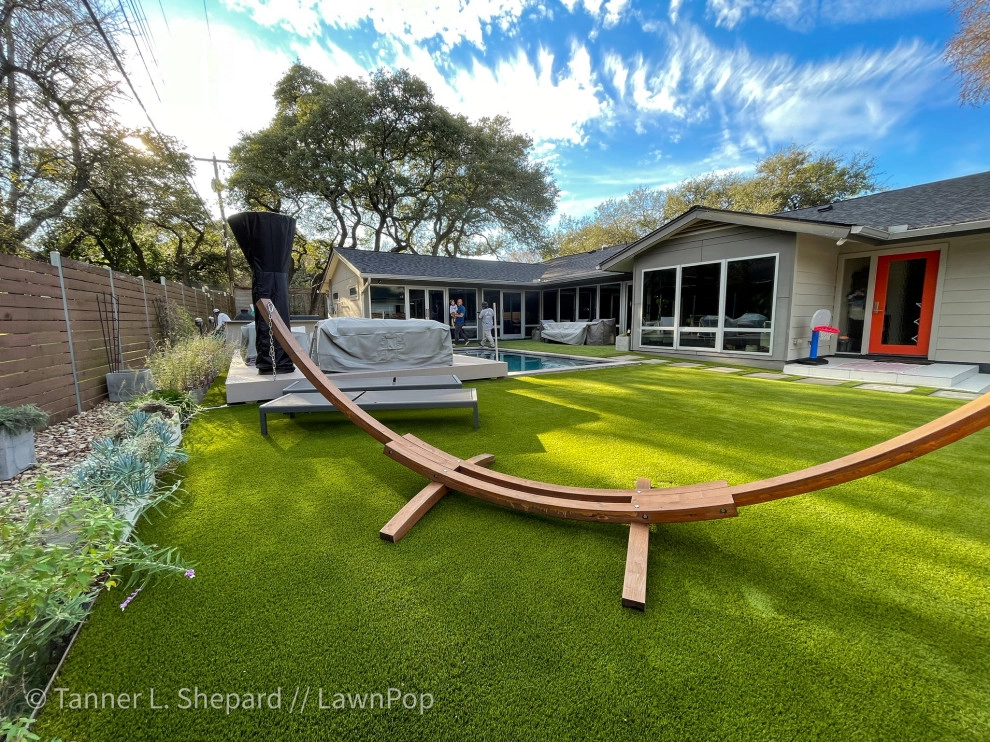 Pools with LawnPop artificial turf by LawnPop Artificial Turf - Photo 12
